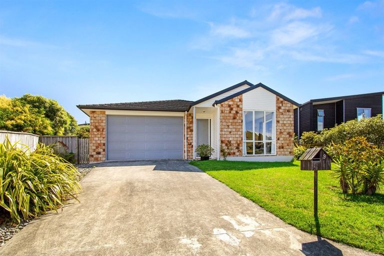 Photo of property in 9 Tararua Close, Aotea, Porirua, 5024