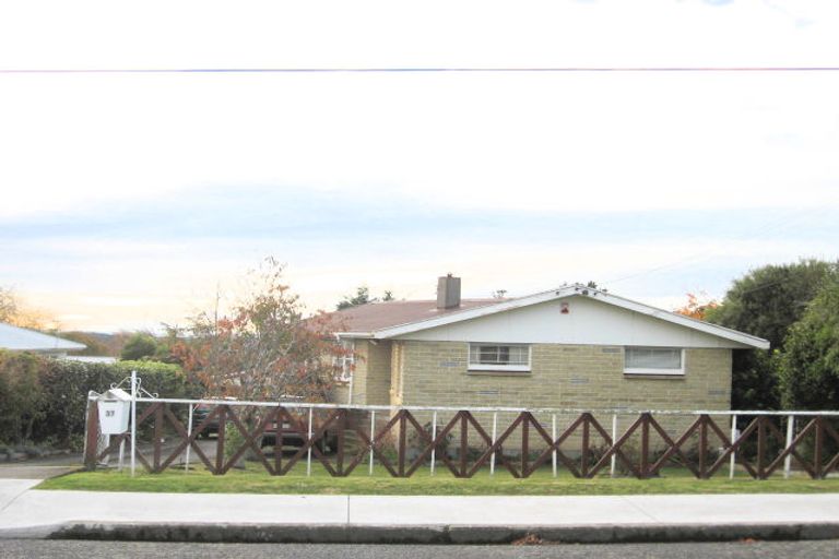 Photo of property in 37 Kaitawa Crescent, Paraparaumu, 5032