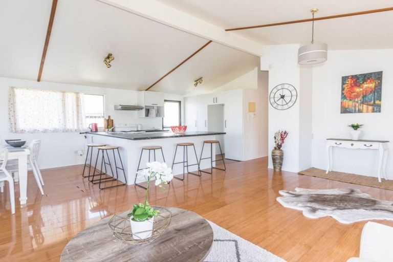 Photo of property in 33a Hutchinson Avenue, New Lynn, Auckland, 0600