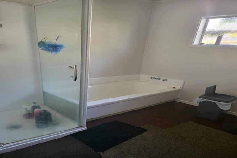 Photo of property in 1/23 Sovereign Place, Glenfield, Auckland, 0629