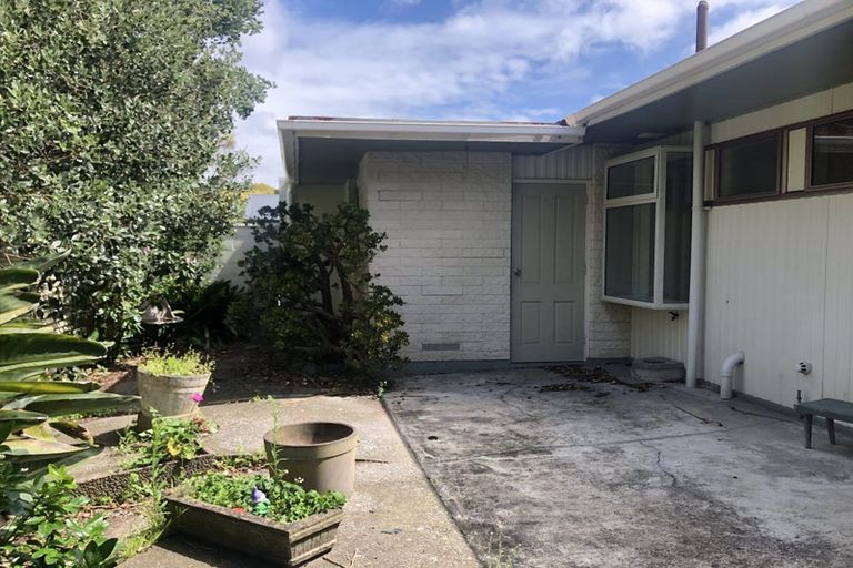 Photo of property in 1 Bambery Court, Palmerston North, 4414