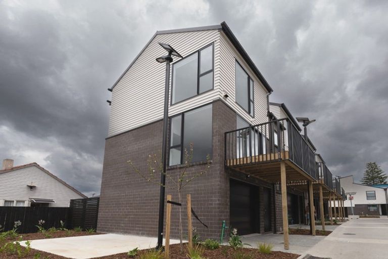 Photo of property in 13/1 Fruitvale Road, New Lynn, Auckland, 0600