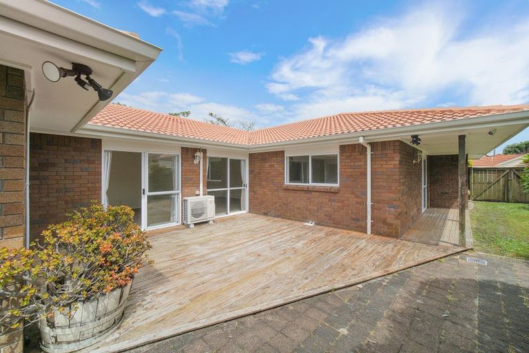 Photo of property in 11 Suncrest Drive, West Harbour, Auckland, 0618