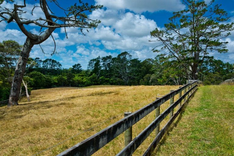 Photo of property in 11 Tawa Road, Kumeu, 0891