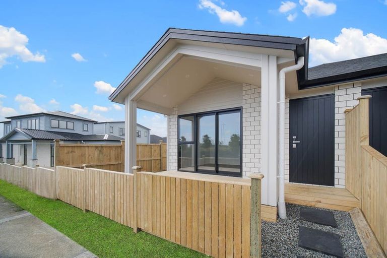 Photo of property in 6 Rorotu Avenue, Karaka, 2113