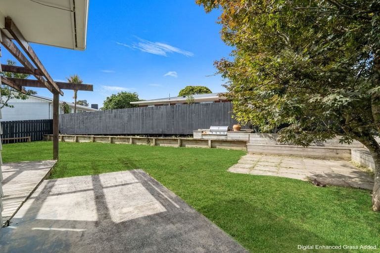 Photo of property in 10 Awaroa Road, Sunnyvale, Auckland, 0612