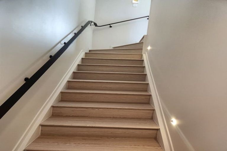 Photo of property in 105 Trias Road, Totara Vale, Auckland, 0629