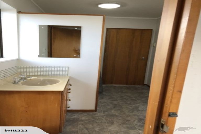 Photo of property in 28a Renata Crescent, Te Atatu Peninsula, Auckland, 0610