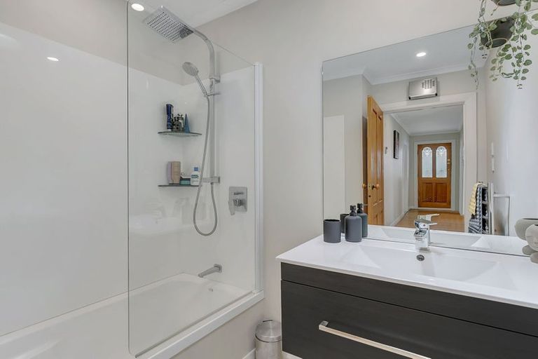 Photo of property in 34 Lincoln Avenue, Tawa, Wellington, 5028