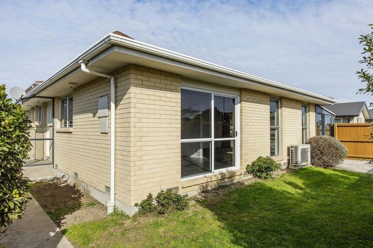 Photo of property in 37 Queenspark Drive, Parklands, Christchurch, 8083