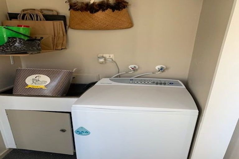 Photo of property in 49f3 Apu Crescent, Lyall Bay, Wellington, 6022