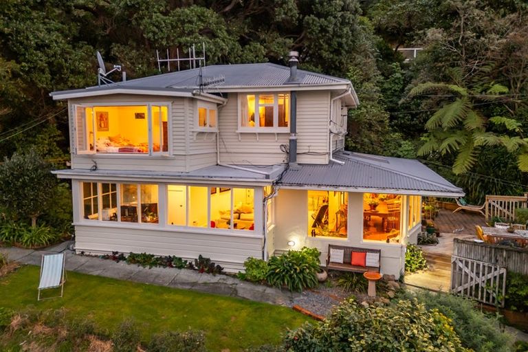 Photo of property in 46 Fortification Road, Karaka Bays, Wellington, 6022