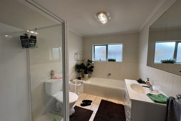 Photo of property in 1 Fleetwood Drive, Henderson, Auckland, 0612