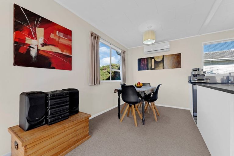 Photo of property in 47 Claverdon Drive, Massey, Auckland, 0614