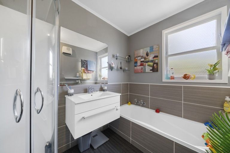 Photo of property in 27 Griffiths Grove, Newlands, Wellington, 6037