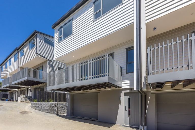 Photo of property in 4/94 Target Road, Totara Vale, Auckland, 0629