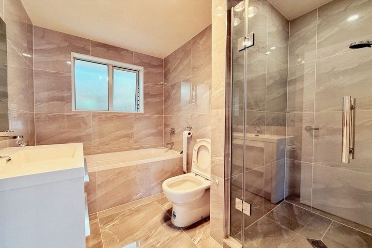 Photo of property in 13 Western Court, Sunnyvale, Auckland, 0612