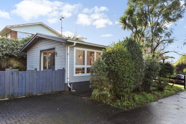 Photo of property in 3 Kemp Road, Massey, Auckland, 0614