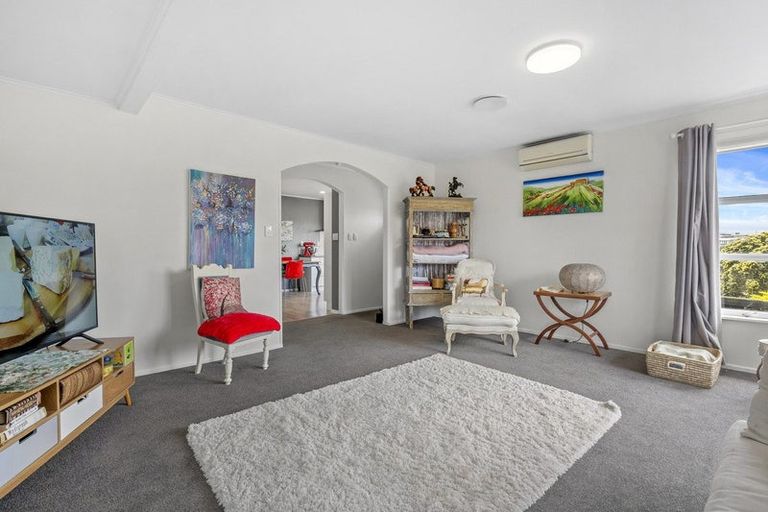 Photo of property in 76 Grays Road, Camborne, Porirua, 5026