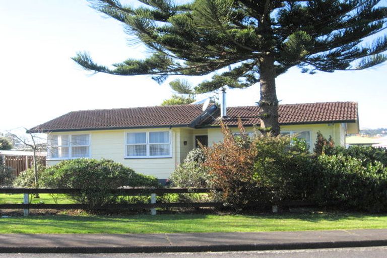 Photo of property in 16 Cargill Street, Papakura, 2110