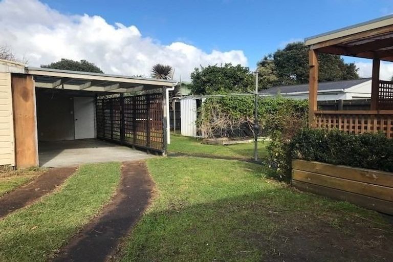 Photo of property in 12 Durham Street, Te Atatu Peninsula, Auckland, 0610