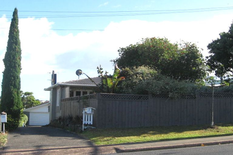 Photo of property in 1/70 Pupuke Road, Hillcrest, Auckland, 0627