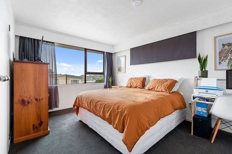 Photo of property in 27 Akaroa Drive, Maupuia, Wellington, 6022