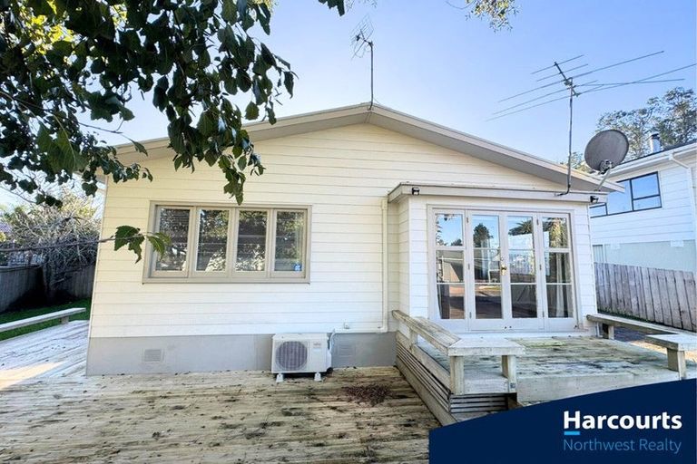 Photo of property in 1a Truscott Place, West Harbour, Auckland, 0618