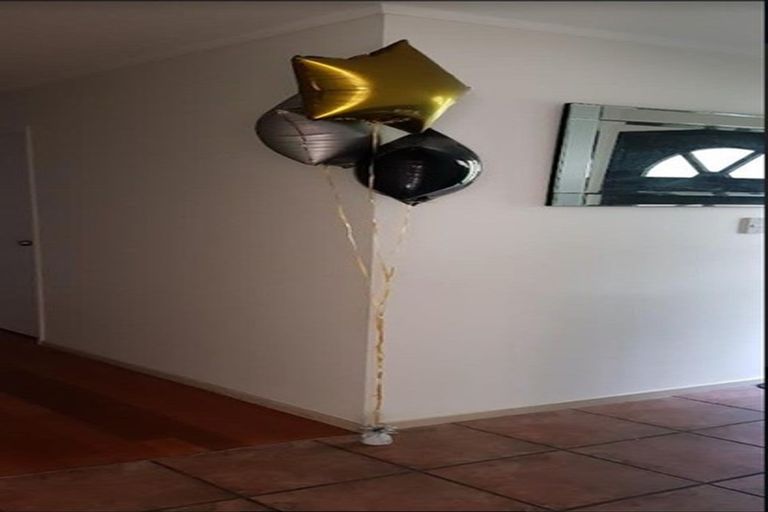 Photo of property in 22 Raphael Place, West Harbour, Auckland, 0618