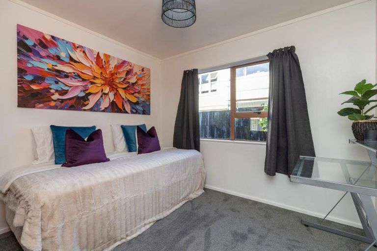 Photo of property in 30a Kakariki Grove, Waikanae, 5036