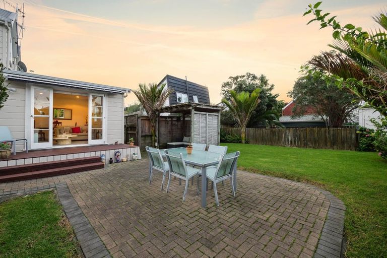 Photo of property in 1/14 Beach Road, Northcote Point, Auckland, 0627