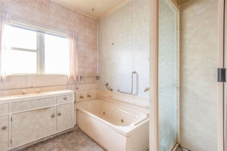 Photo of property in 5 Hollies Crescent, Johnsonville, Wellington, 6037