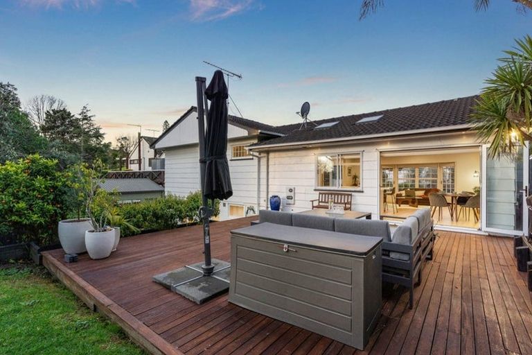 Photo of property in 16 Pickwick Parade, Mellons Bay, Auckland, 2014