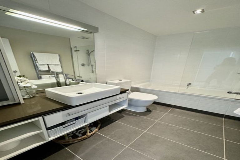 Photo of property in Patent 326 Apartments, 214s/326 Evans Bay Parade, Hataitai, Wellington, 6021