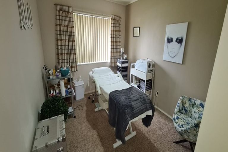 Photo of property in 11 Kotuku Drive, Paraparaumu Beach, Paraparaumu, 5032