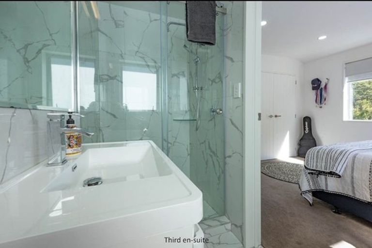 Photo of property in 20d Kaurilands Road, Titirangi, Auckland, 0604