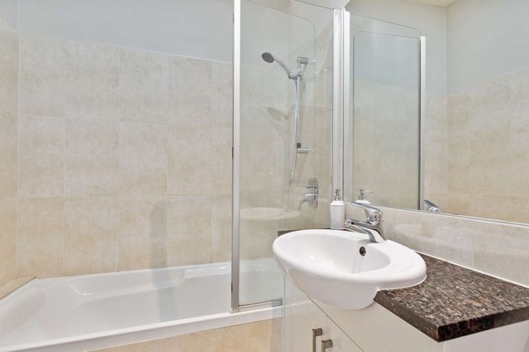 Photo of property in 11/6 Islington Avenue, New Lynn, Auckland, 0600