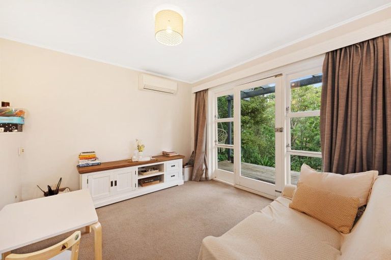 Photo of property in 10 Kereru Bend, Tawa, Wellington, 5028