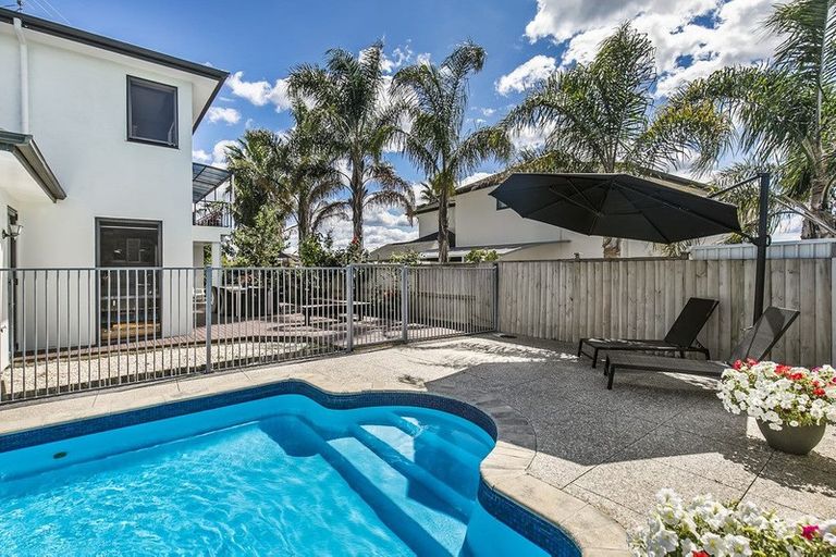 Photo of property in 23 Onemana Way, Te Atatu Peninsula, Auckland, 0610