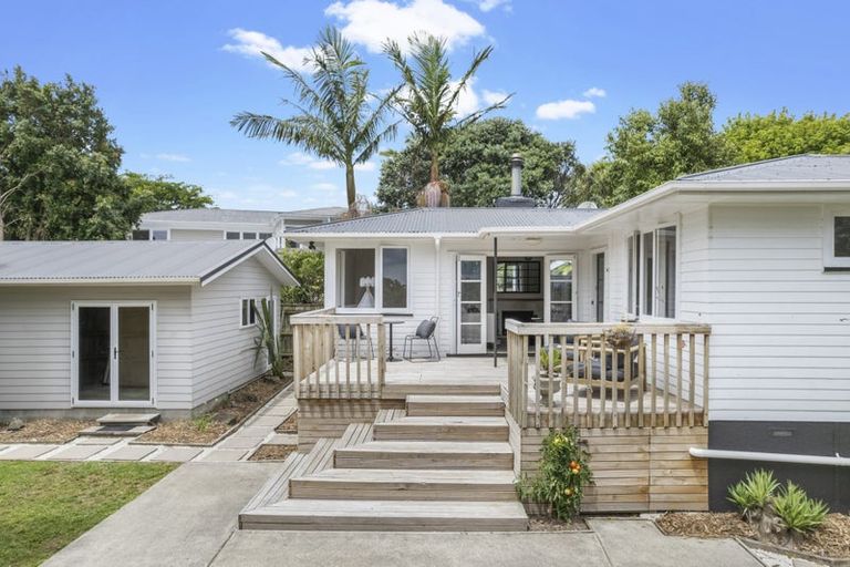 Photo of property in 12 Mayburn Road, Te Atatu Peninsula, Auckland, 0610