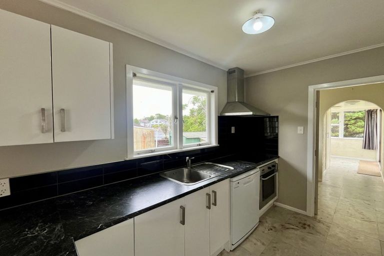 Photo of property in 11 La Rosa Street, Green Bay, Auckland, 0604
