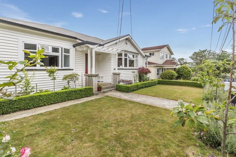 Photo of property in 11 Waikare Street, Karori, Wellington, 6012