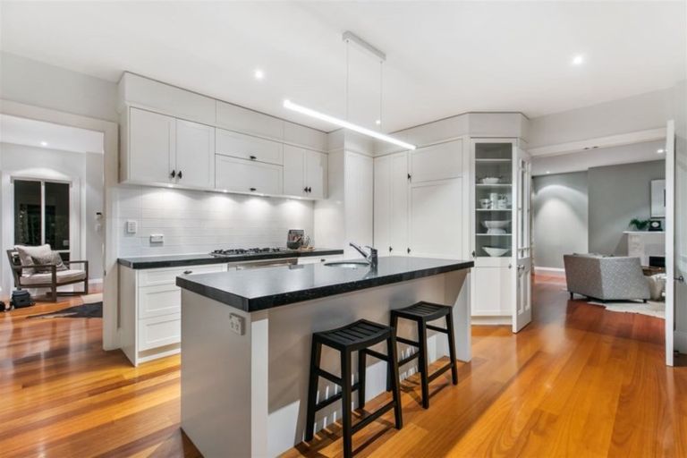 Photo of property in 2 Brassey Road, Birkenhead, Auckland, 0626