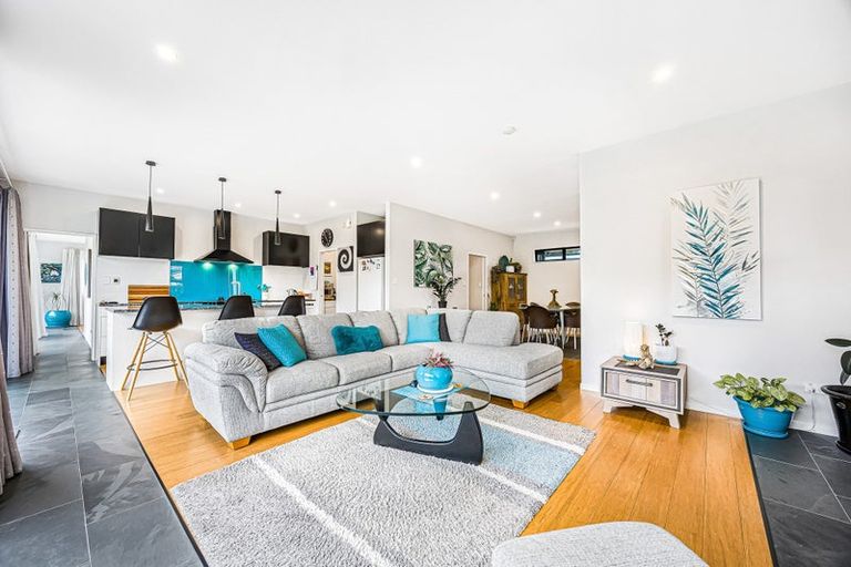 Photo of property in 18 Awanui Crescent, Matakana, 0985