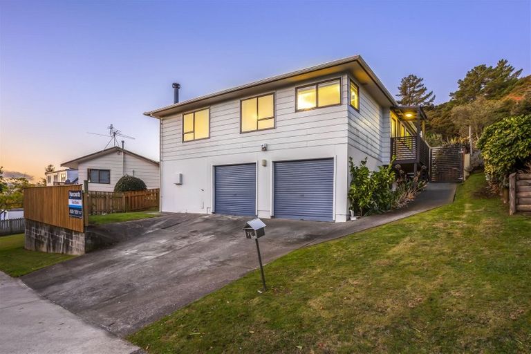 Photo of property in 76 Omapere Street, Whitby, Porirua, 5024