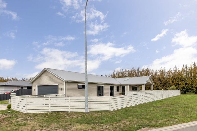 Photo of property in 2 Willowbrook Place, Clive, 4102