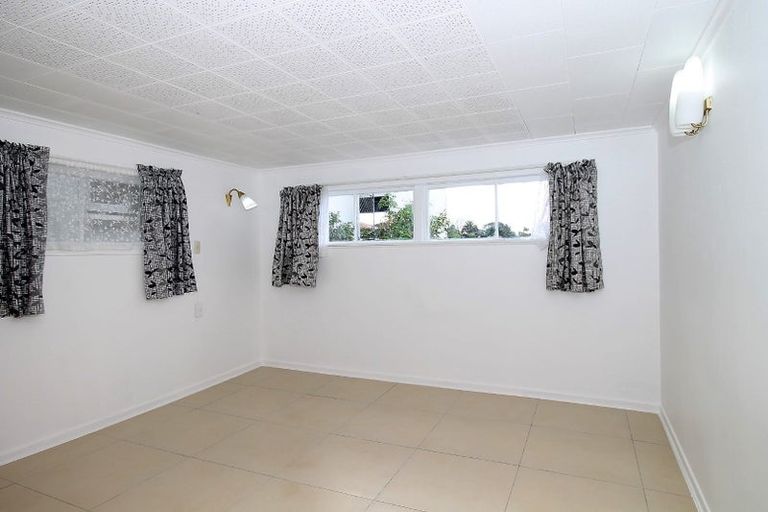 Photo of property in 13 Lyndhurst Road, Te Atatu South, Auckland, 0610