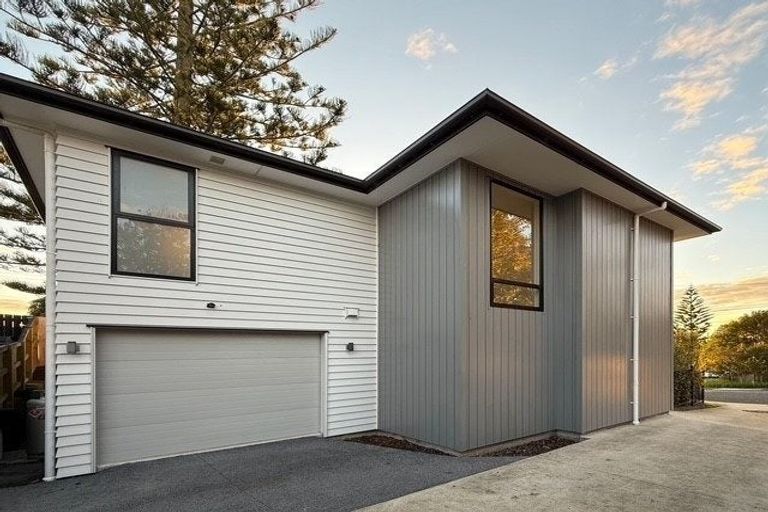 Photo of property in 26a Amberley Avenue, Te Atatu South, Auckland, 0610