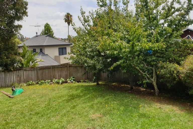Photo of property in 7 St Lucia Place, Unsworth Heights, Auckland, 0632