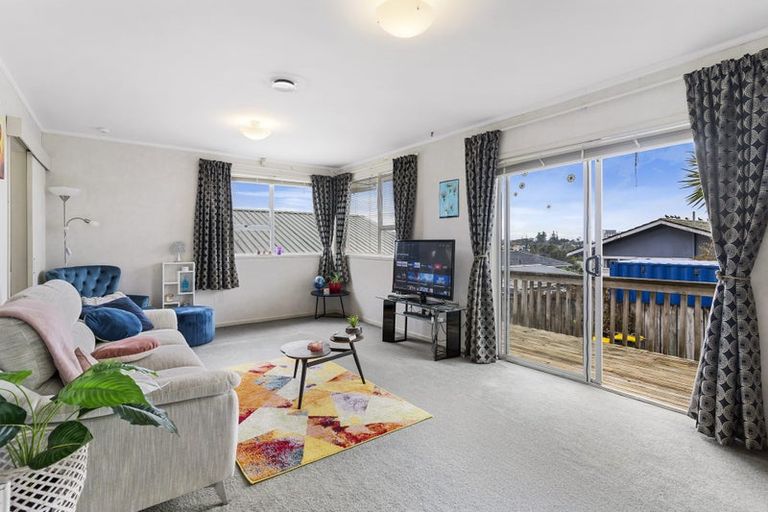 Photo of property in 17 Roick Parade, Glen Eden, Auckland, 0602